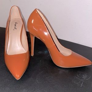 Closed pointed heels
